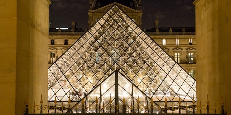 Louvre Piramidi: Modern ve Geleneksel Mimarinin Sentezlenmiş Bir Örneği