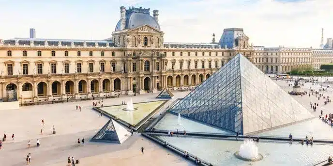 Louvre Piramidi: Modern ve Geleneksel Mimarinin Sentezlenmiş Bir Örneği